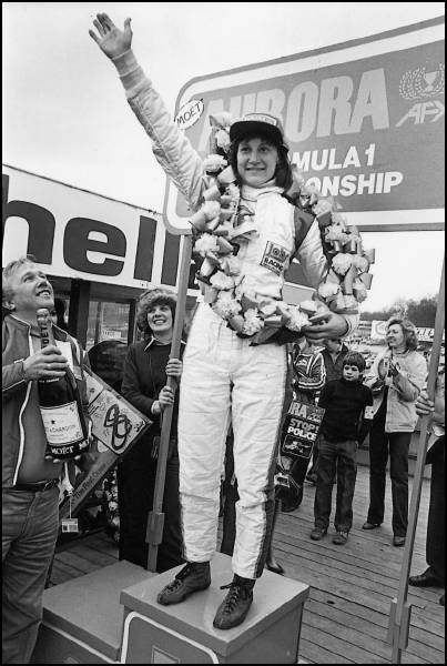 Desiré Wilson en el podio de la Fórmula Aurora en 1980.