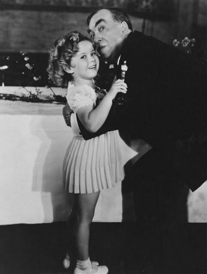 Shirley Temple, recibiendo el Oscar juvenil de manos del humorista Irving S. Cobb.