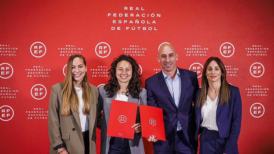 El presidente de la RFEF, Luis Rubiales, junto a las capitanas de la selección, tras la firma del acuerdo.