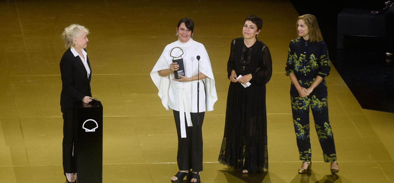 Jaione Camborda se convierte en la primera directora española en lograr la Concha de Oro