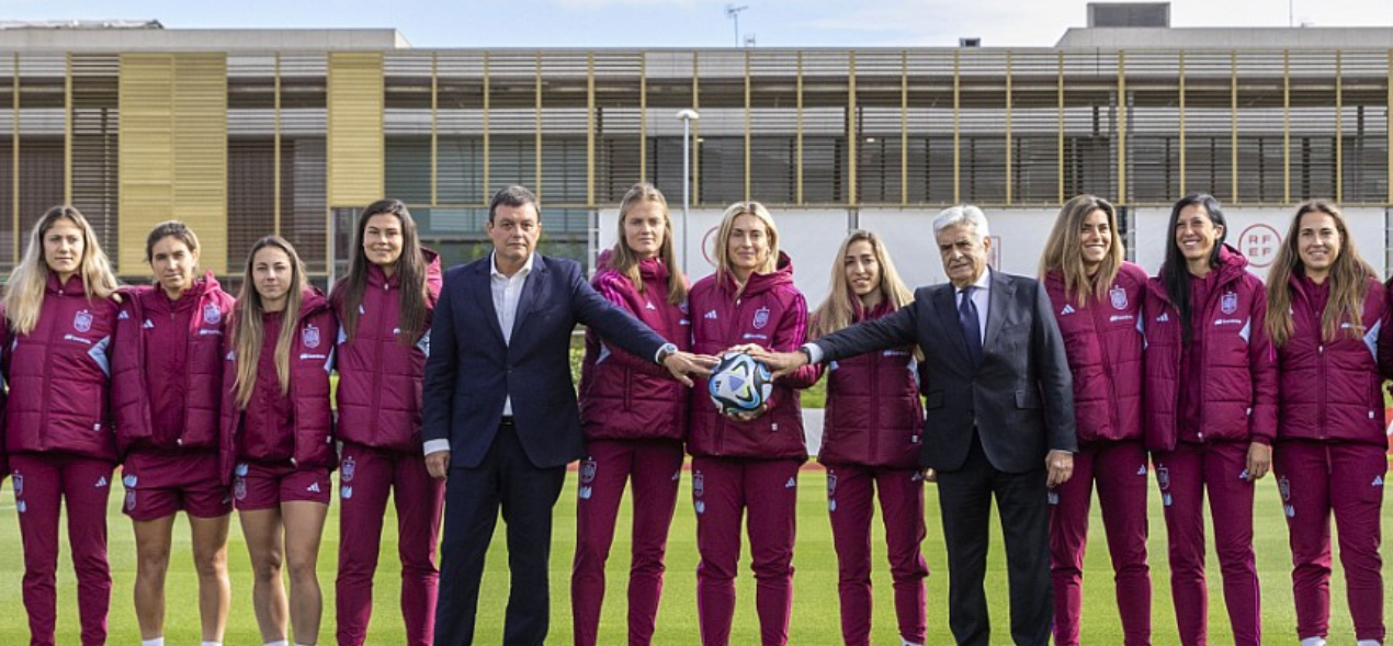 Las futbolistas, la RFEF y el CSD firman un acuerdo histórico para impulsar el fútbol femenino
