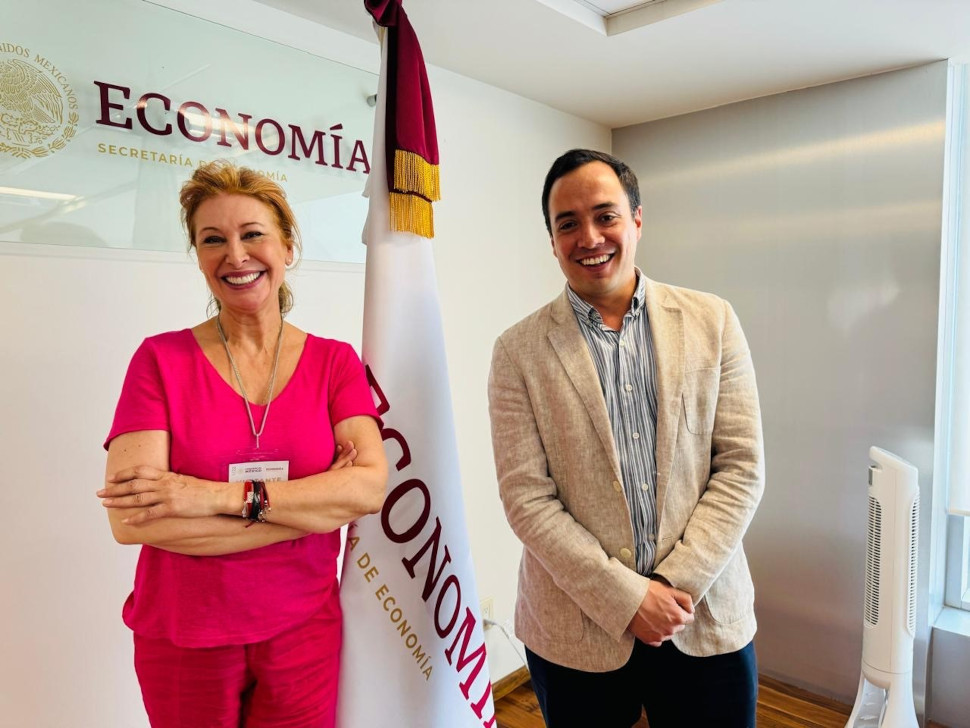 Teresa Viejo, junto al subsecretario de Economía de México, Alejandro Encinas. Teresa Viejo, junto al subsecretario de Economía de México, Alejandro Encinas.