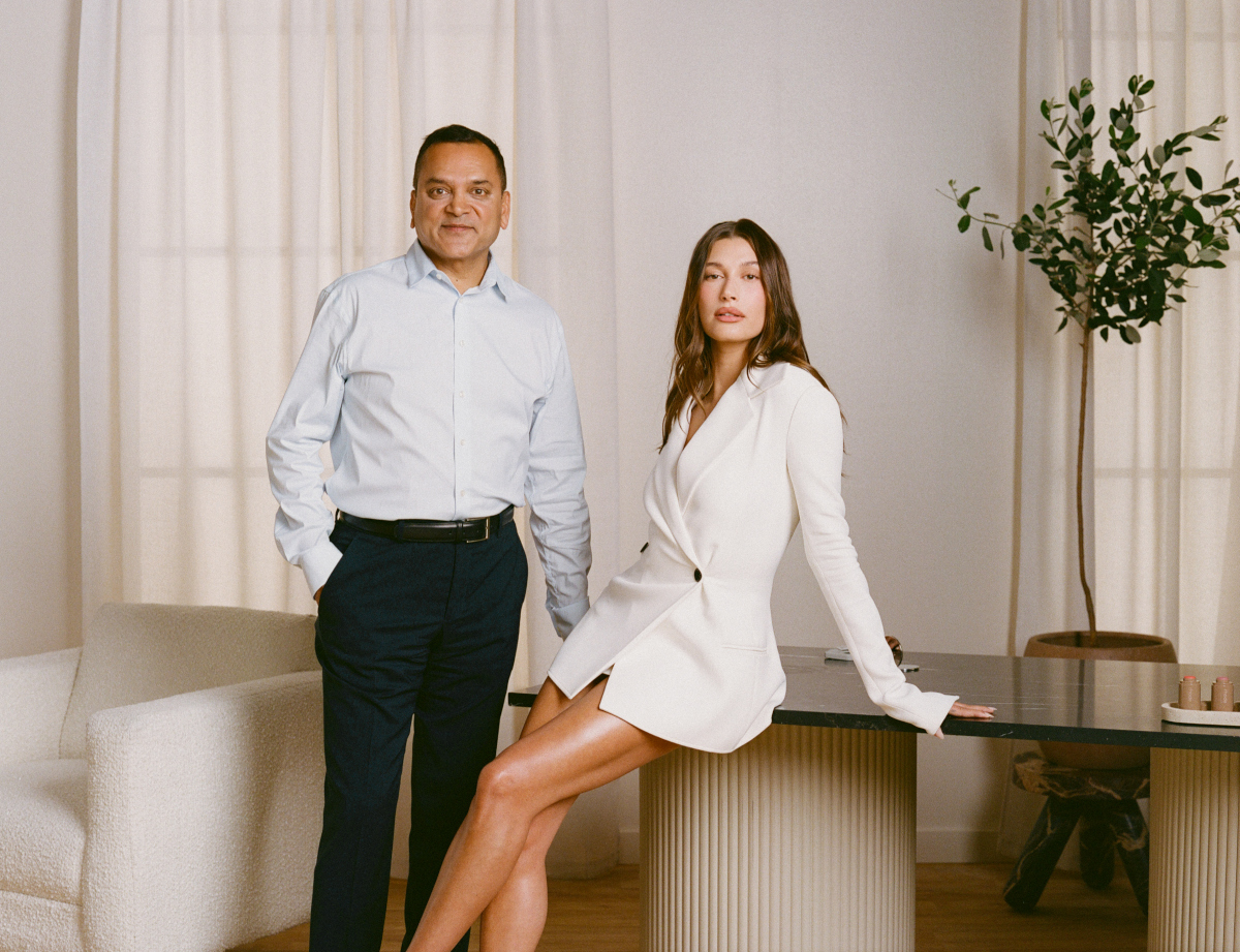 Tarang Amin, CEO de Elf, y Hailey Bieber, fundadora de Rhode. Tarang Amin, CEO de Elf, y Hailey Bieber, fundadora de Rhode.