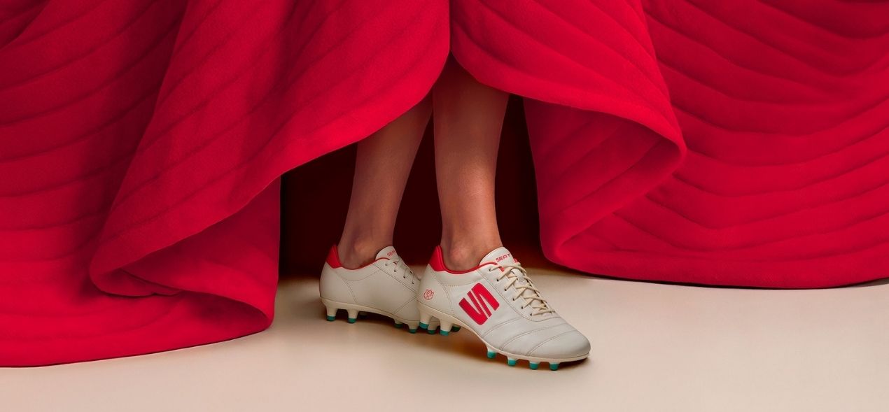 Seat lanza unas botas de fútbol para ‘reinas’