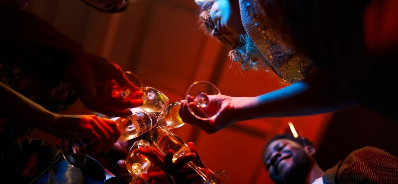 Aunque la mayoría piensa que no compensa, casi el 70% de jóvenes han mantenido relaciones sexuales tras consumir alcohol