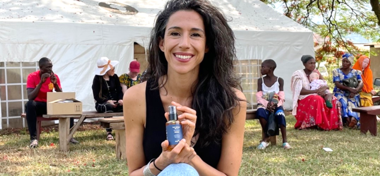 Esta emprendedora ha creado una marca cosmética que, además de cuidar la piel, mejora la vida de las personas con albinismo en África