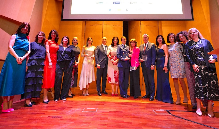 La junta directiva de la asociación, junto a las tres presidentas que ha tenido la asociación hasta ahora, posan en una foto durante la celebración de su sexto aniversario. La junta directiva de la asociación, junto a las tres presidentas que ha tenido la asociación hasta ahora, posan en una foto durante la celebración de su sexto aniversario.