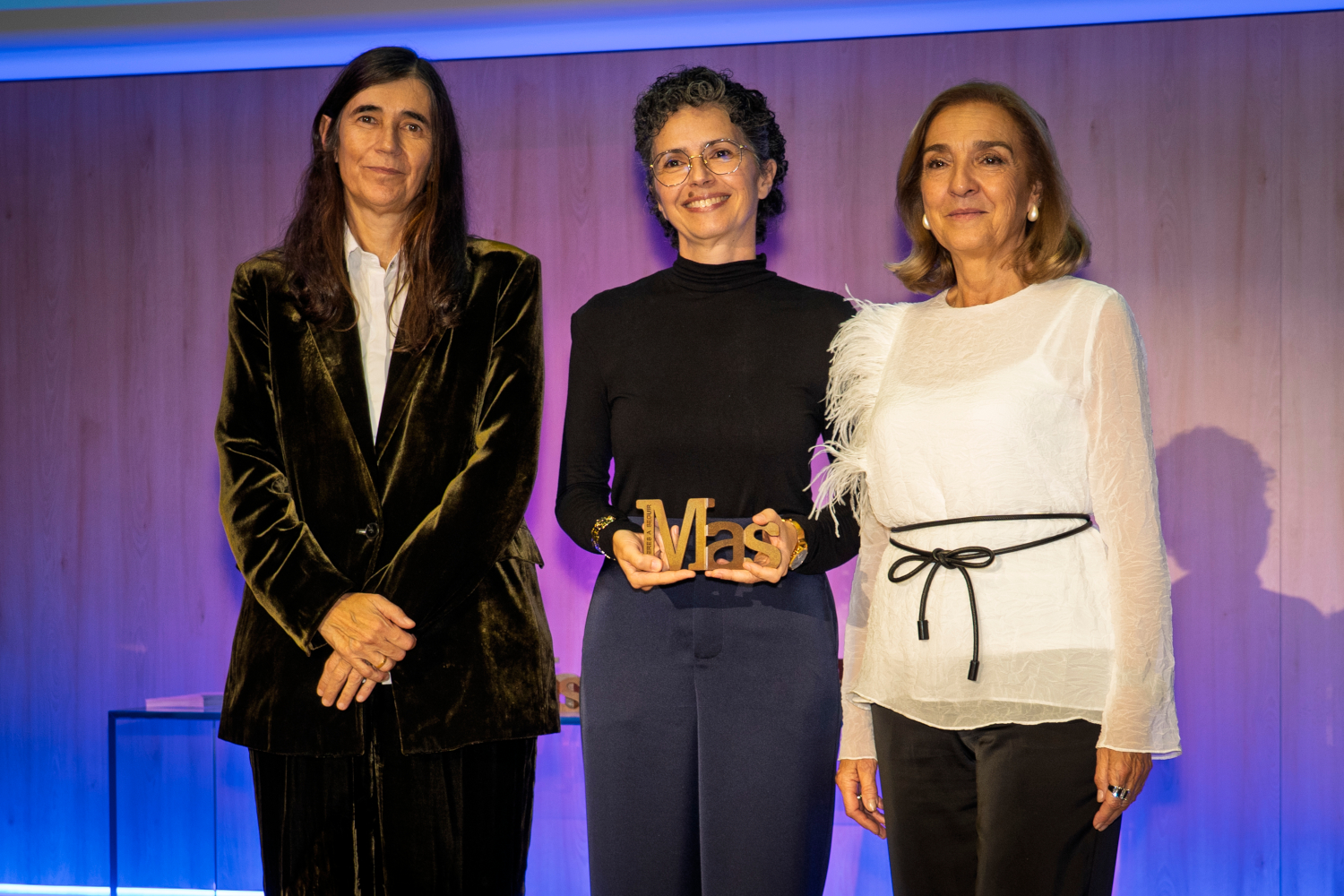 La premiada en Ciencia, Julia de León, con María Blasco (CNIO) y Carmen Vela (Gold Standard Diagnostics).