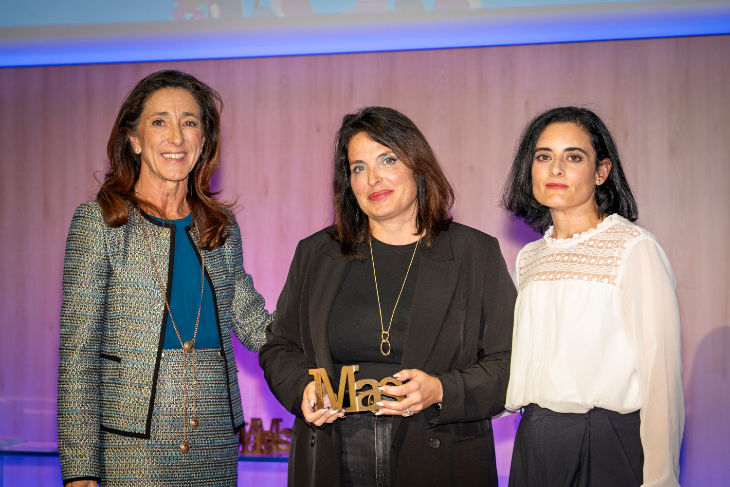 Sonia Díez (EducAcción) y Silvia Ocaña (MAS), con Patricia Santos, ganadora en Educación.