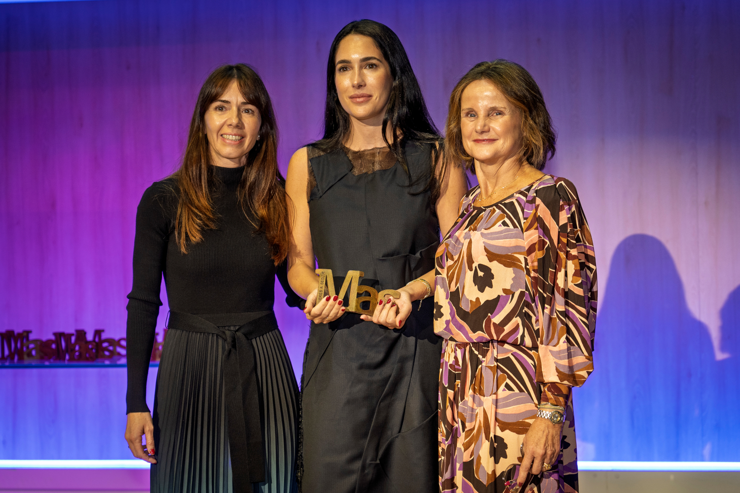 Regina Polanco, ganadora de Emprendimiento, con Monserrat Vicente (Coca-Cola) y María Lizarraga (MAS). Regina Polanco, ganadora de Emprendimiento, con Monserrat Vicente (Coca-Cola) y María Lizarraga (MAS).