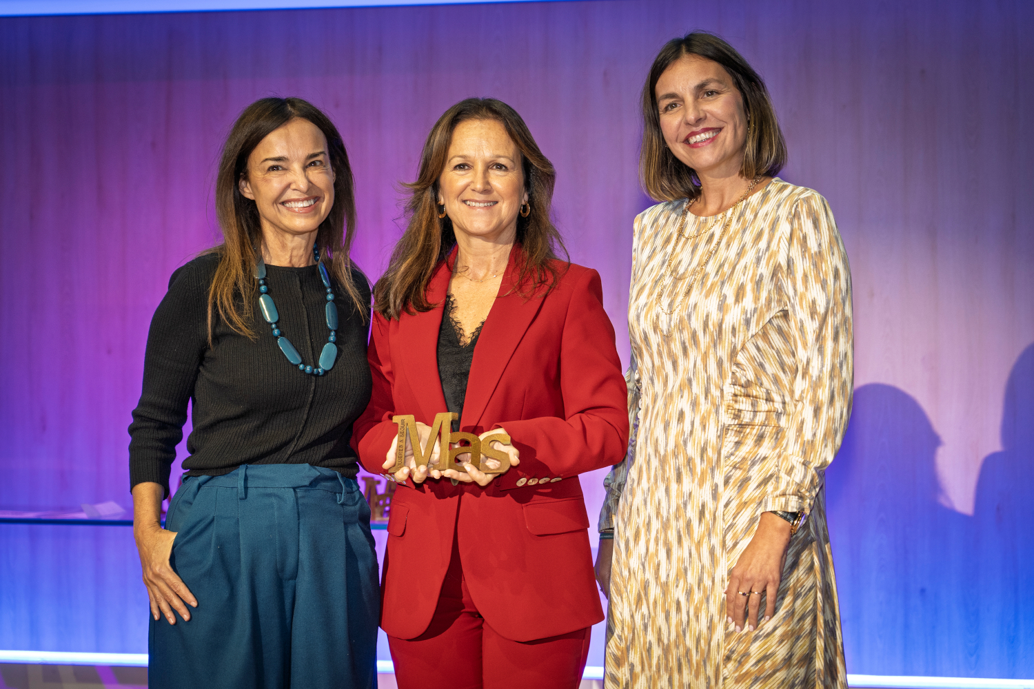 Mercedes Oblanca recibió el premio de Empresas de manos de Elena Cabrero (Moeve) y Lucía Angulo (McCann).