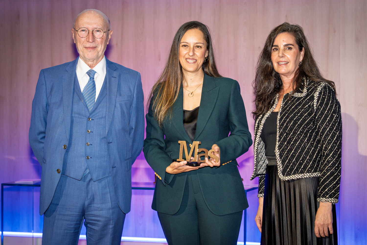 Elena Moral, ganadora en Tecnología, posando junto a Francisco Marín (Foro de Empresas Innovadoras) y Elena Gris (Hyundai).