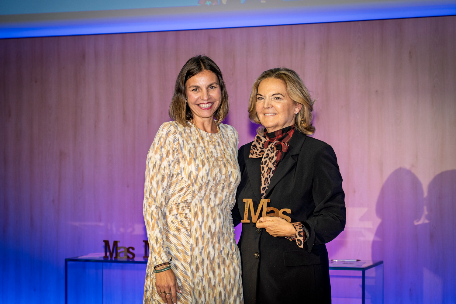 Lucía Angulo le entregó el Premio MAS Talento a Bordo a Pilar Mateo.