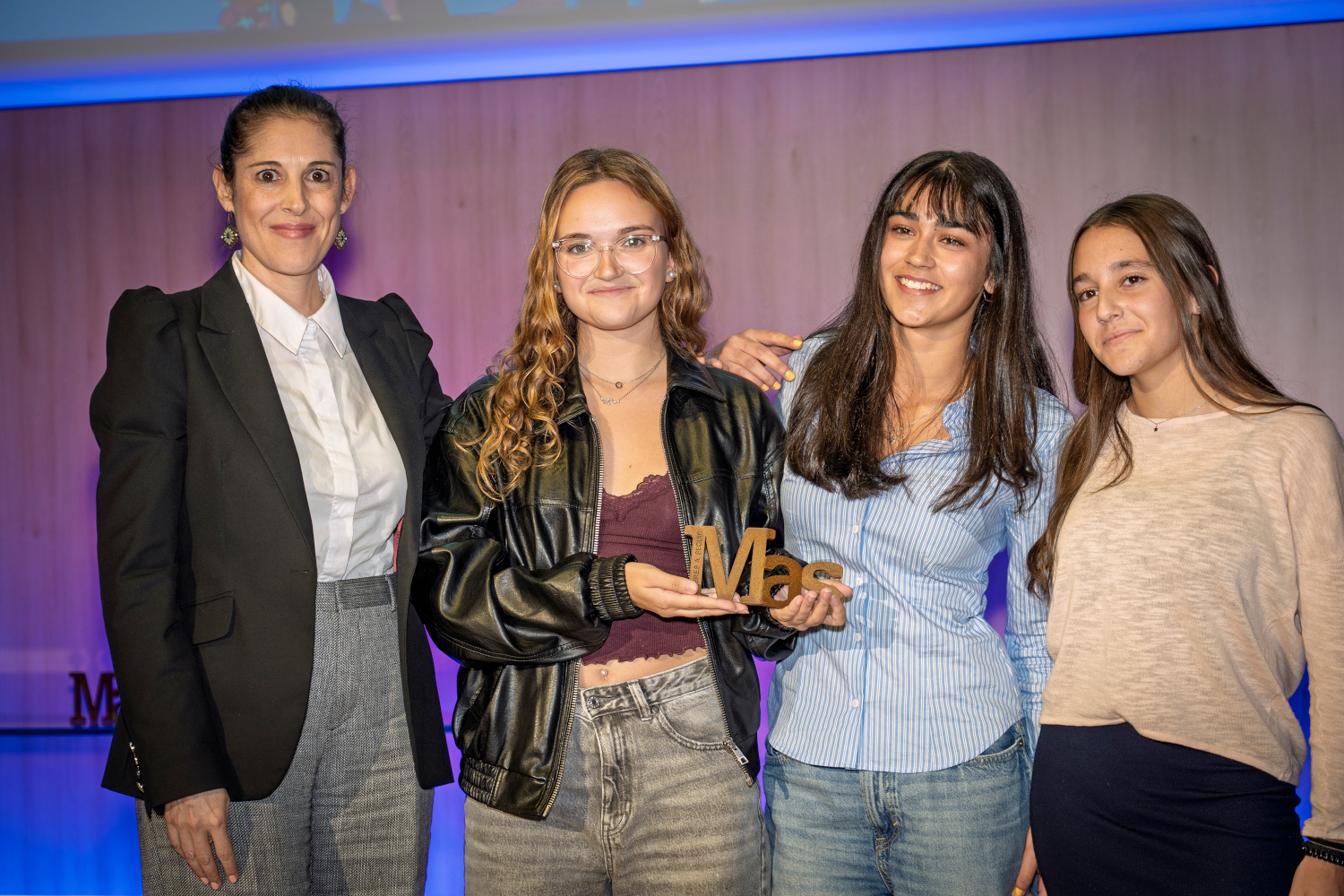Elena Fernández (Samsung) entregó su Premio MAS Desafío Digital a las alumnas del Colegio Rafaela Ybarra.