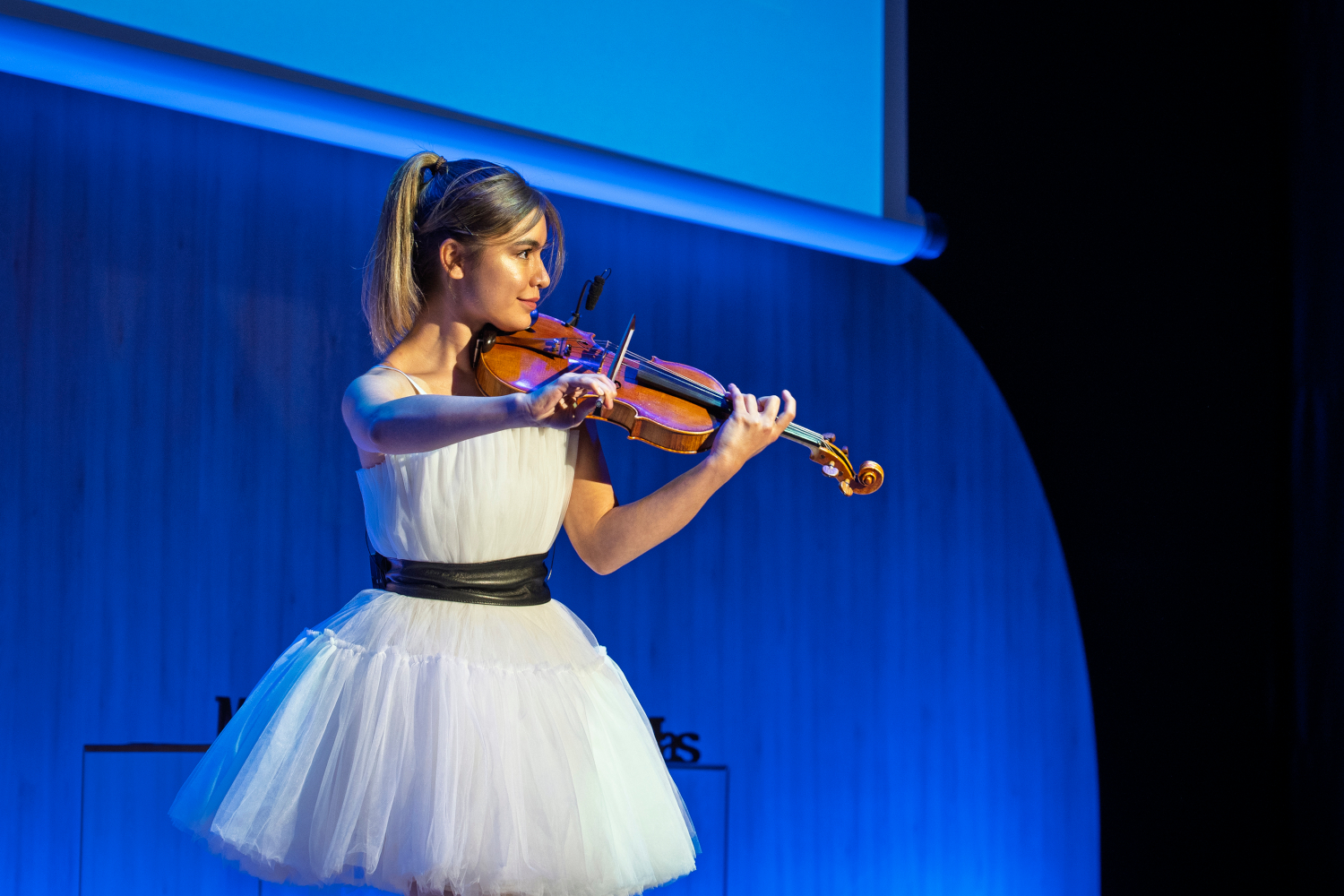 La violinista Sophie Rodríguez actuó en la ceremonia.