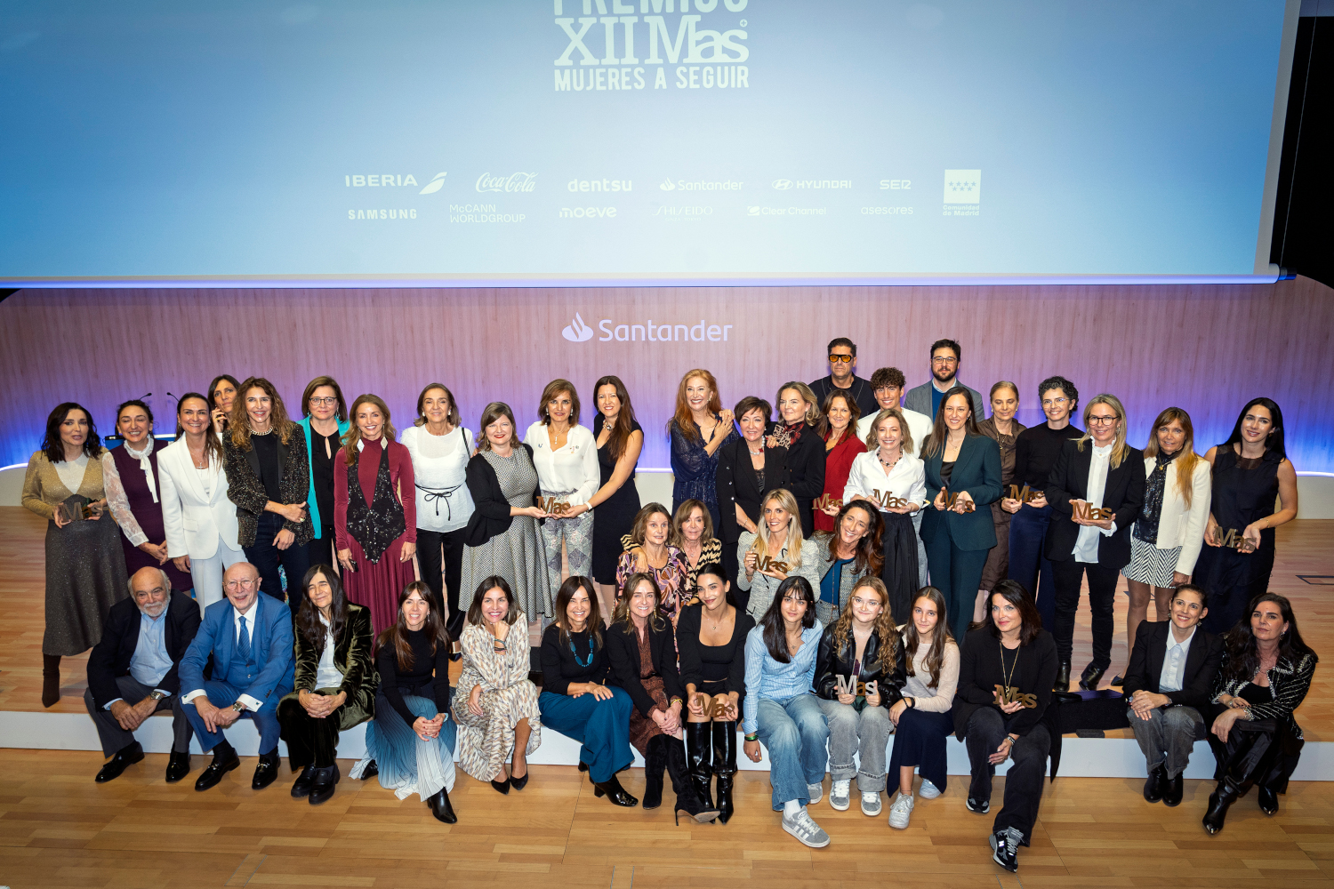 Foto de familia con ganadoras, jurado y patrocinadores de los XII Premios Mujeres a Seguir.