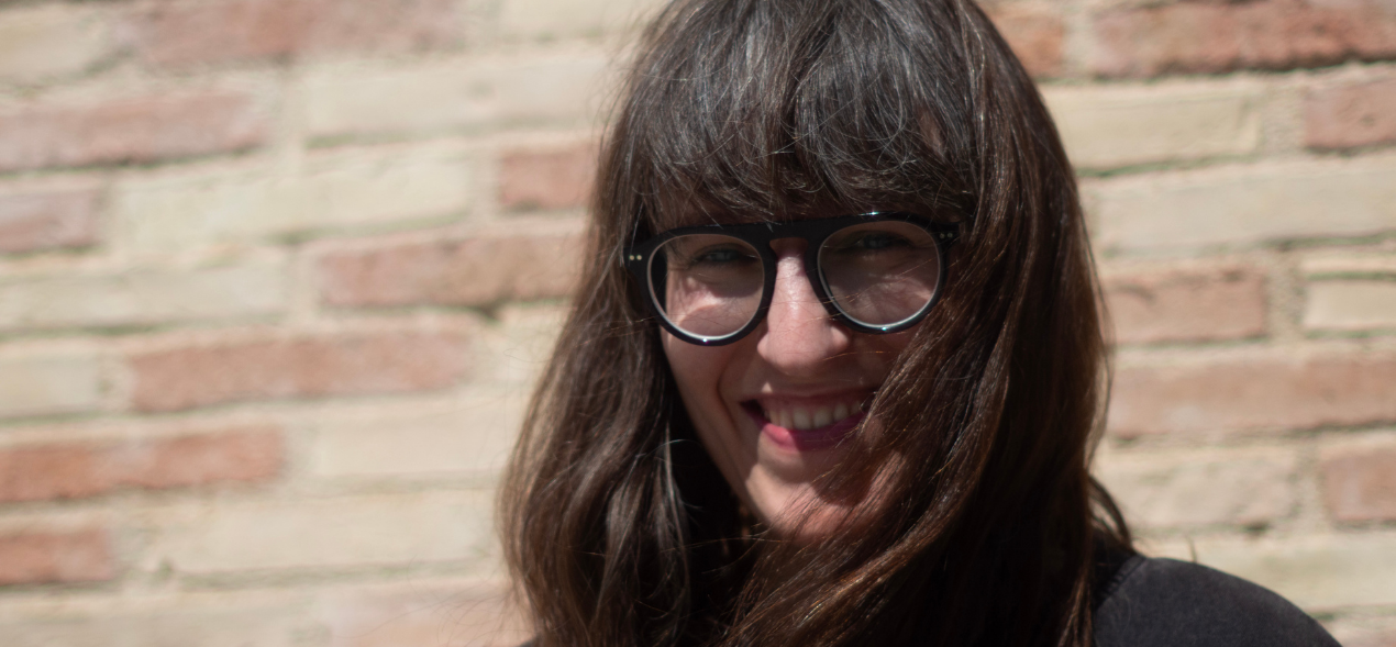 ‘No nos da la vida’: Laura Camps cuestiona el culto al trabajo en su primer ensayo