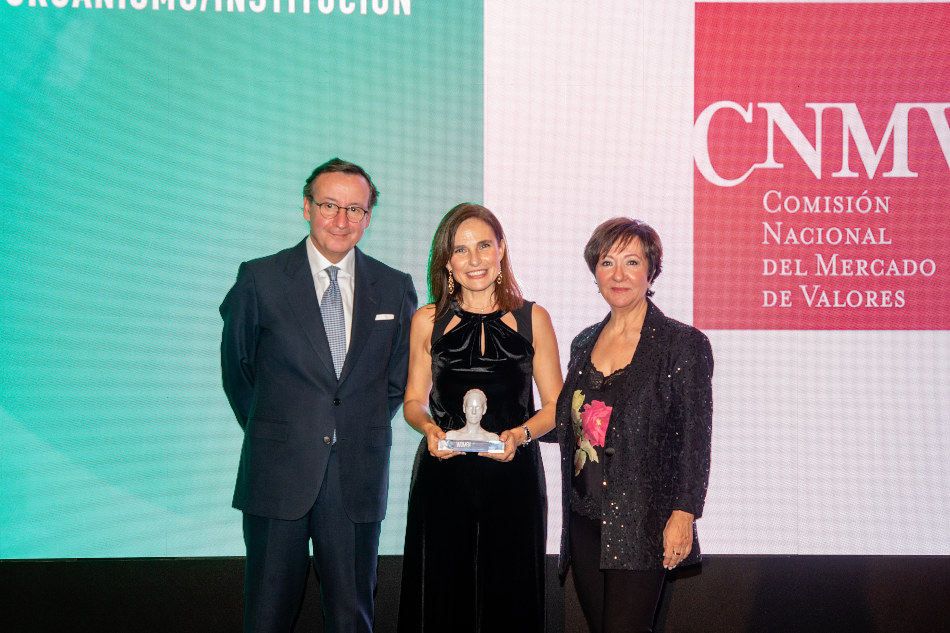 Paloma Marín Bona, vicepresidenta de la CNMV, recogió el premio de manos de Javier Ruiz de Azcarate, presidente del Grupo Catenon, y Esther Valdivia, editora de MAS.