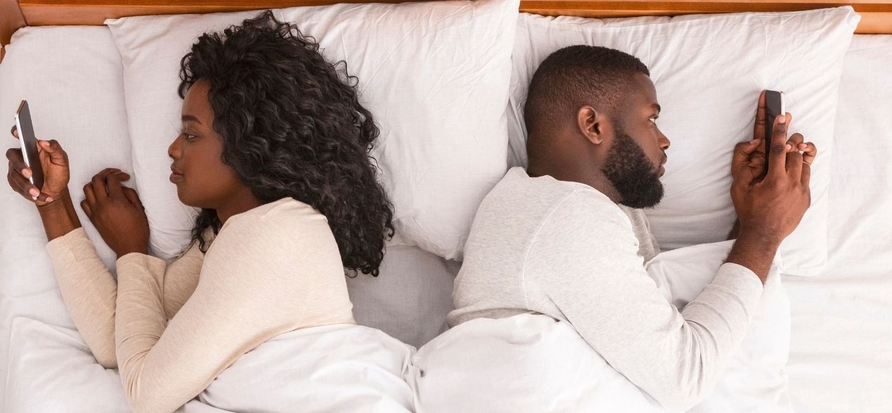 Dormitorios conectados, parejas desconectadas: en el 60% de los dormitorios la última luz que se apaga es la de un dispositivo