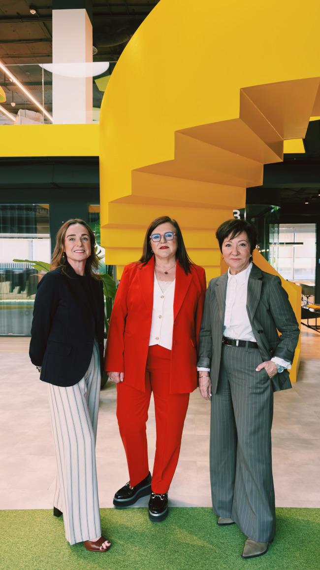 De izquierda a derecha, Elisa Brustoloni, Teresa Riesgo y Esther Valdivia.