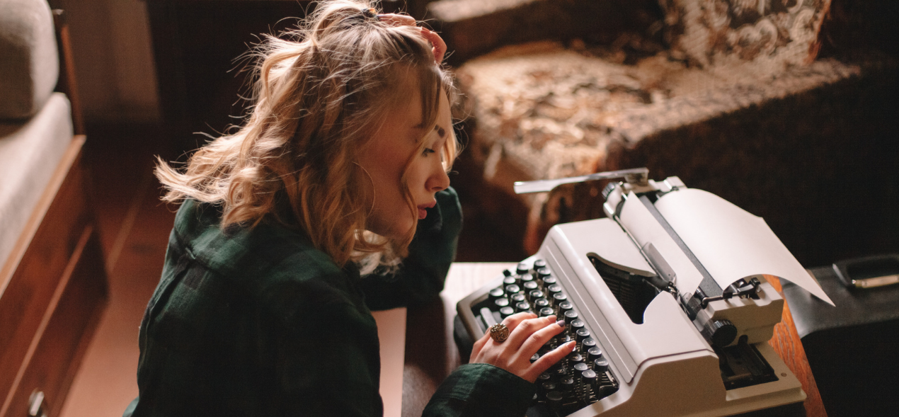 Cambiar de identidad para publicar: Freida McFadden, Elena Ferrante y otras escritoras que se ocultaron tras un seudónimo