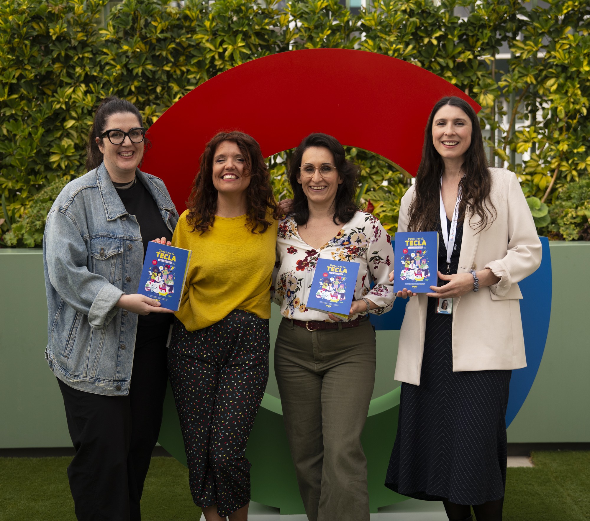 En la imagen, la ilustradora Pedrita Parker, la escritora Palo Zamora, Laura Pérez, presidenta de YWT, y Paloma Simón, ‘program manager’ de Google. 