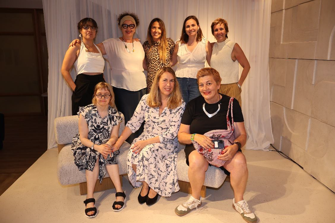 Arriba, de izquierda a derecha: Núria Figueras, Inge Nouws, Beatriz de Vicente, Júlia Creus y Laura Murtra. Abajo: Vanessa Reinón, Marian Marco y Esther López. Arriba, de izquierda a derecha: Núria Figueras, Inge Nouws, Beatriz de Vicente, Júlia Creus y Laura Murtra. Abajo: Vanessa Reinón, Marian Marco y Esther López.