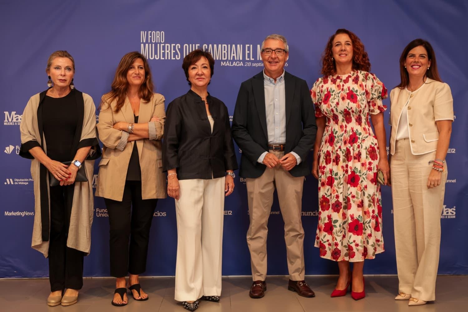 De izquierda a derecha, Carmen Sánchez, Ana Cabrera, Esther Valdivia, Francisco Salado, Antonia Ledesma y Mariola Vergara. De izquierda a derecha, Carmen Sánchez, Ana Cabrera, Esther Valdivia, Francisco Salado, Antonia Ledesma y Mariola Vergara.
