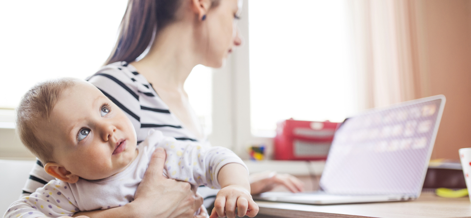 El 56,8% de las madres españolas han visto penalizada sus carreras profesionales, frente al 19,3% de los padres