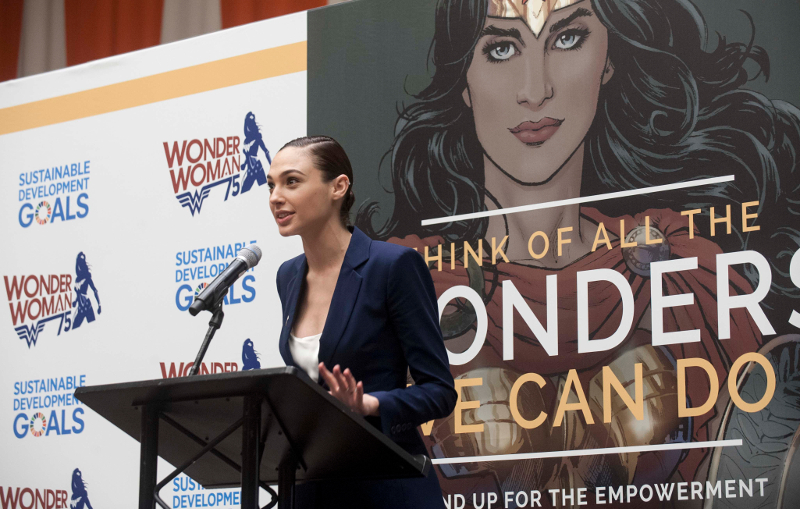 Gal Gadot, que interpreta a Wonder Woman en las nuevas películas, durante el acto en la ONU. Foto: Kim Haughton / ONU Gal Gadot, que interpreta a Wonder Woman en las nuevas películas, durante el acto en la ONU. Foto: Kim Haughton / ONU