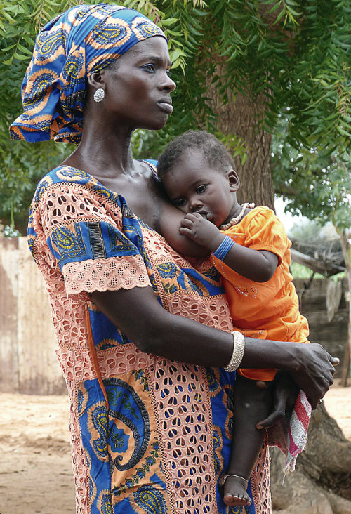 Saye Sylla, conocida como la ‘tía’ de la aldea, con su bebé en el pueblo de Thilène, distrito de Louga. Foto: @lgcastellanos/Unicef