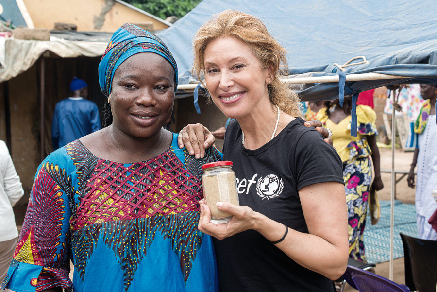 Teresa Viejo, con Khady Diop, una de las impulsoras del Comité de Madres, a la que Teresa llama cariñosamente Mademoiselle Farine. Foto: @BrunoDemeocq/ Unicef