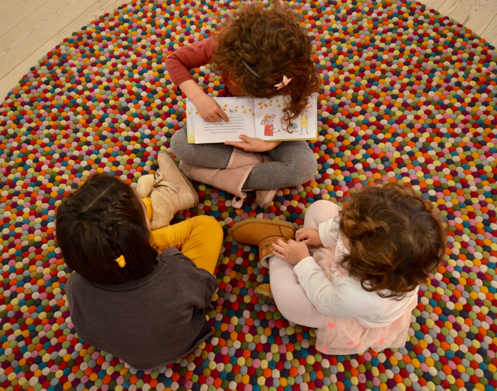 La hija de la autora leyéndole el libro a Marta y su hermana.