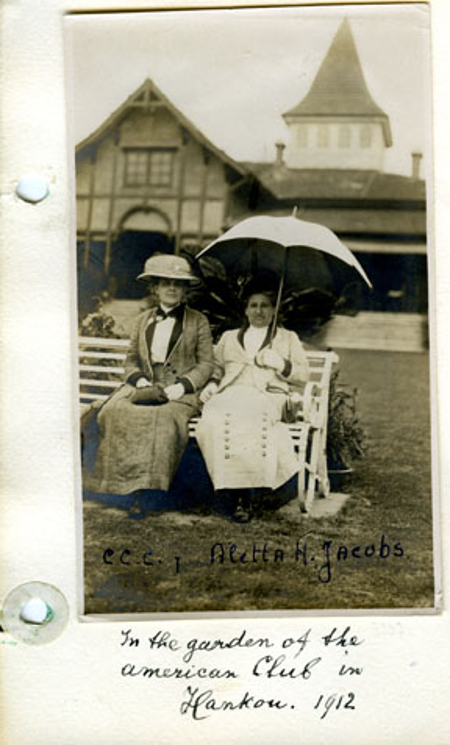 Jacobs junto a Carrie Chapman Catt en Hankou, China (1912). Imagen: atria.nl Jacobs junto a Carrie Chapman Catt en Hankou, China (1912). Imagen: atria.nl