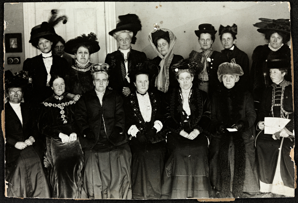 Congreso de la Alianza Sufragista en Londres (1909), Jacobs es la tercera por la izquierda. Imagen: Flickr/Biblioteca Nacional de Noruega