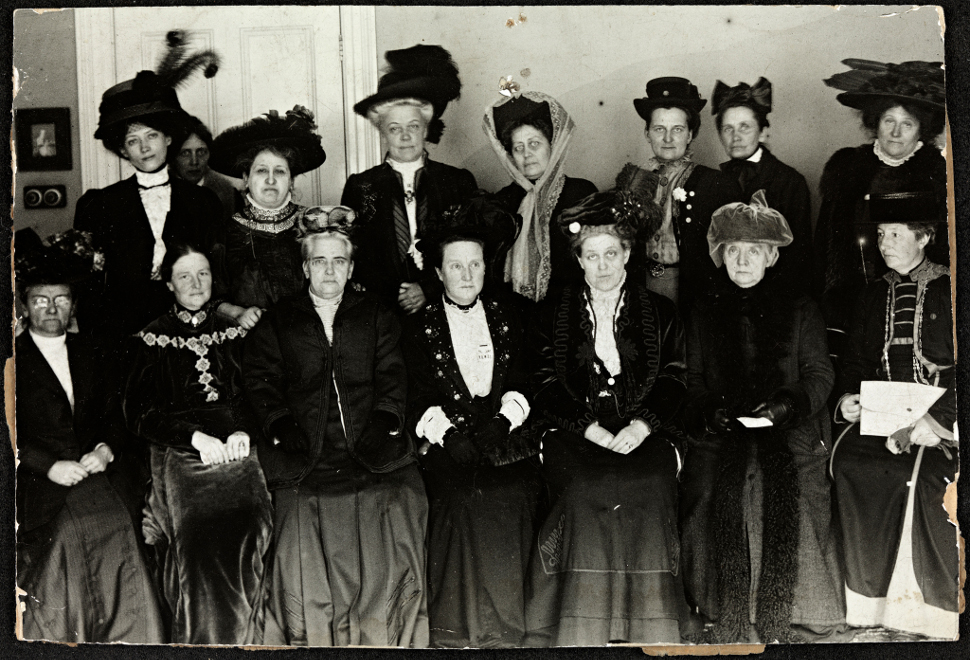 Congreso de la Alianza Sufragista en Londres (1909), Jacobs es la tercera por la izquierda. Imagen: Flickr/Biblioteca Nacional de Noruega Congreso de la Alianza Sufragista en Londres (1909), Jacobs es la tercera por la izquierda. Imagen: Flickr/Biblioteca Nacional de Noruega