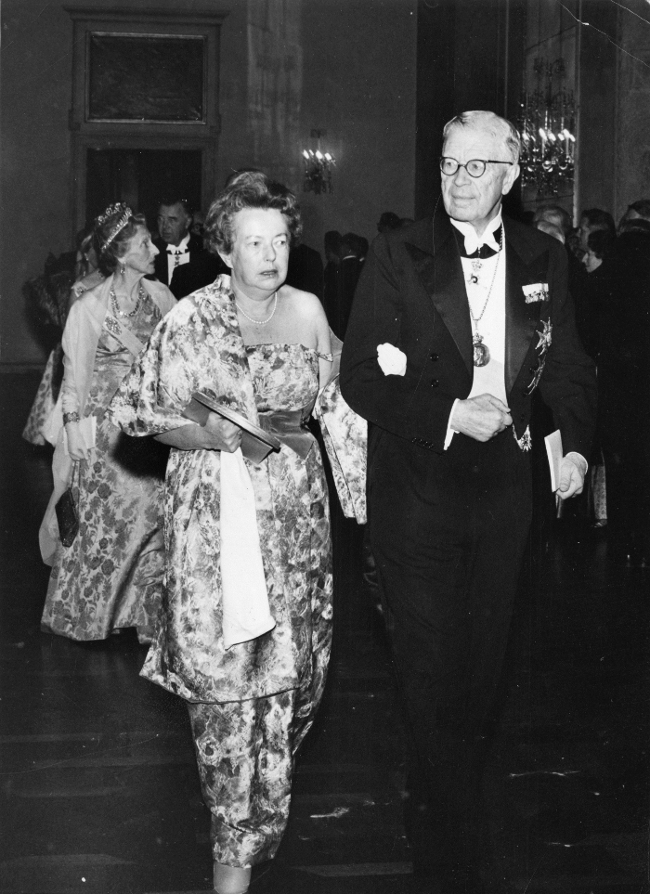 Goeppert-Mayer, junto al rey Gustavo VI Adolfo de Suecia, entrando en la ceremonia de entrega de los Nobel (1963). Foto: Wikimedia Commons