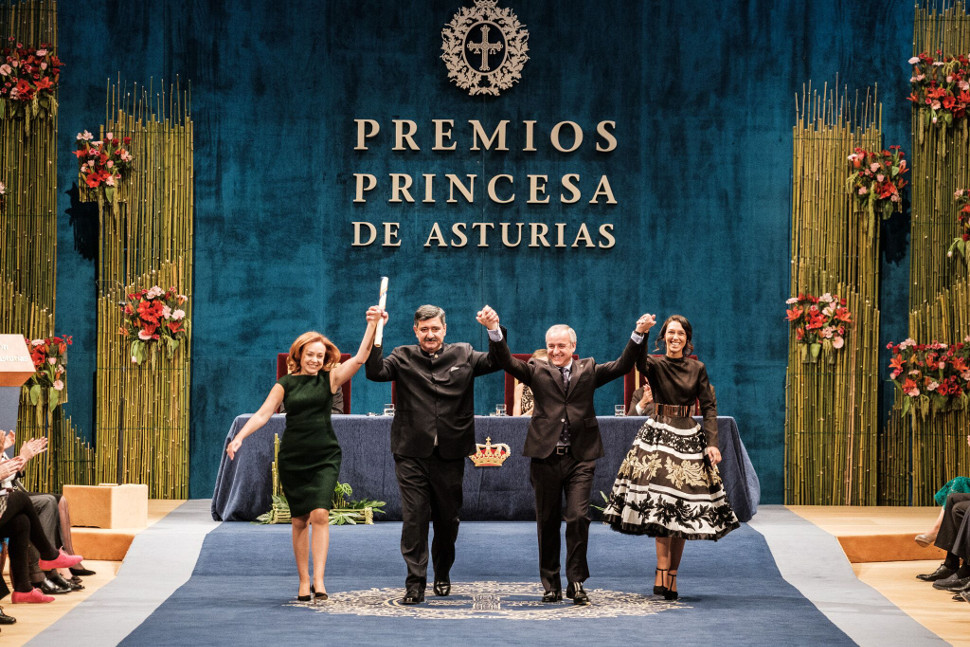 María José (a la izquierda) fue una de las encargadas de recoger el Premio Princesa de Asturias de la Concordia recibido el año pasado por la ONG María José (a la izquierda) fue una de las encargadas de recoger el Premio Princesa de Asturias de la Concordia recibido el año pasado por la ONG