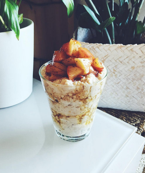 Copos de avena con leche de almendra y  manzana roja con miel y canela