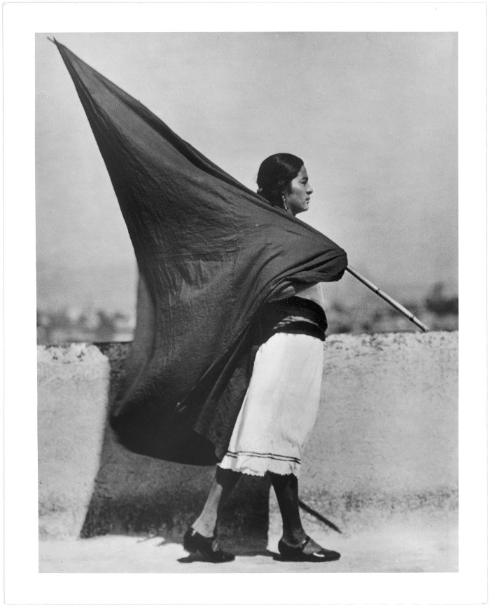 Mujer con bandera, c.1928/Tina Modotti