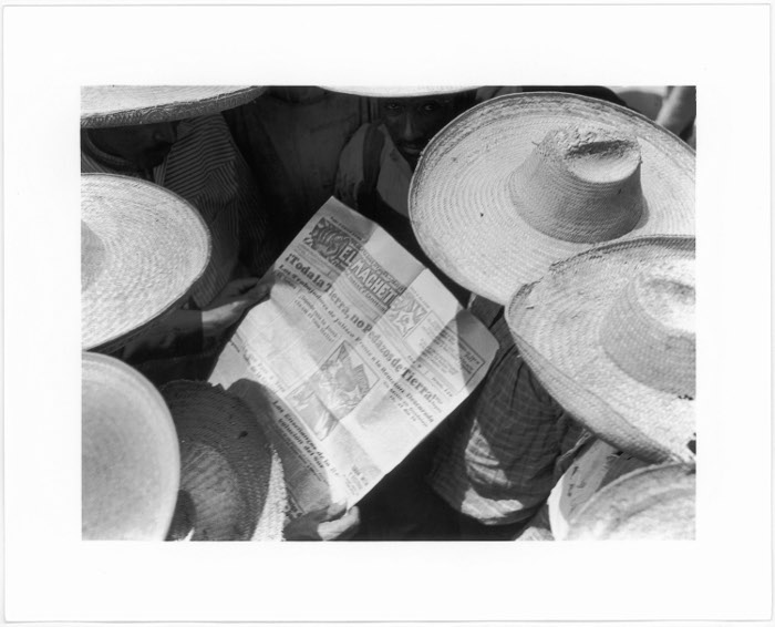 Campesinos mexicanos leyendo El Machete, 1928/Tina Modotti