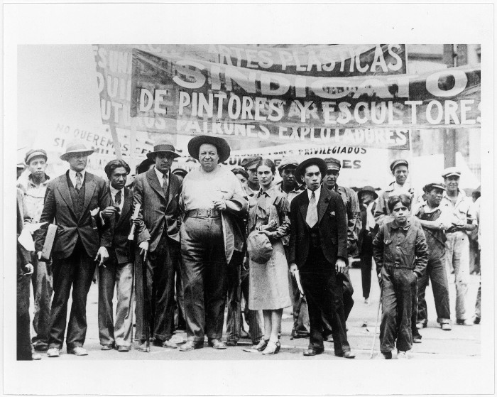 Diego Rivera y Frida Kahlo con miembros de la Unión de Artistas en la marcha del Primero de Mayo, 1929/Tina Modotti
