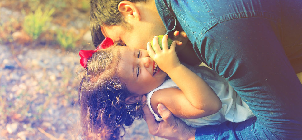 Los padres son más atentos con las niñas, pero juegan más con los niños