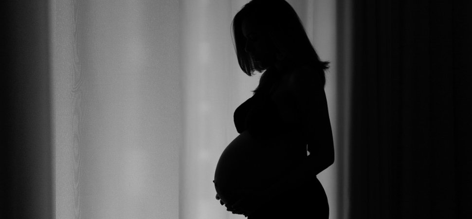 La discriminación por embarazo no solo afecta a la salud de la madre, sino también a la del bebé