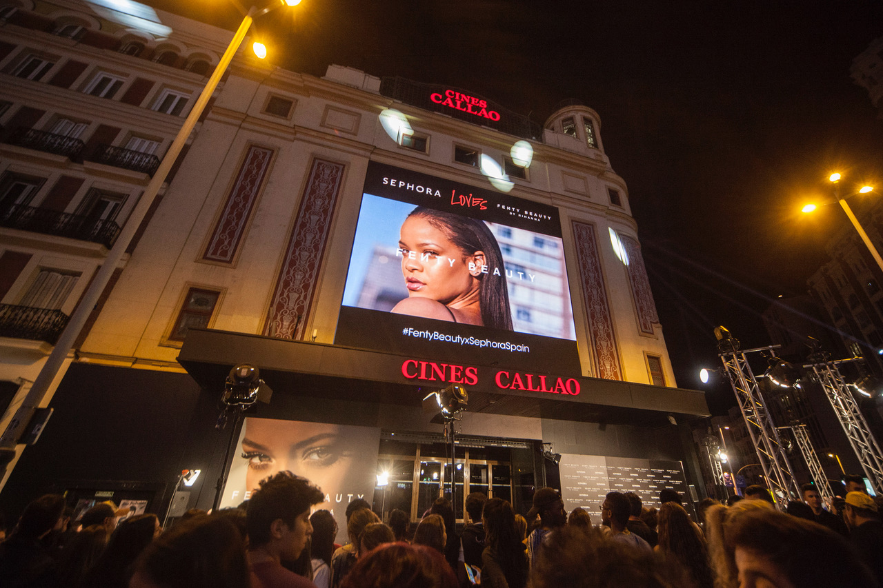 Imágenes de la acción de realidad aumentada que Callao City Lights y Wildbytes realizaron para presentar Fenty Beauty by Rihanna en España