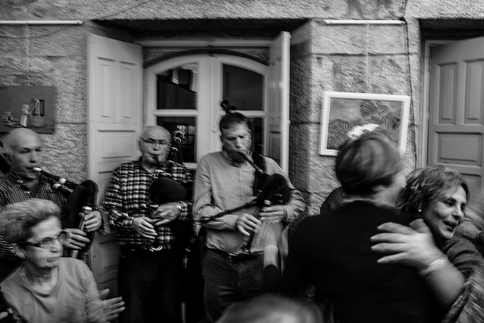 Mujeres que forman parte de la asoaciación bailan durante una celebración navideña en su sede de Cangas do Morrazo, Galicia.