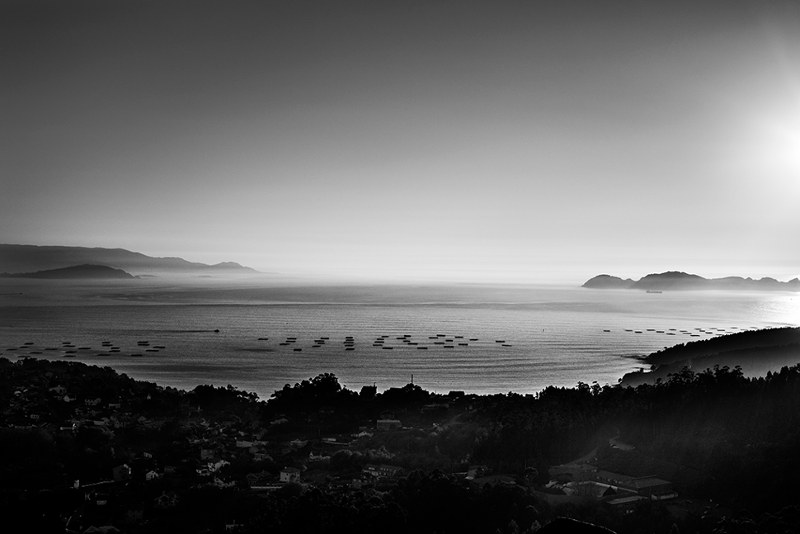 Vista de la desembocadura de la ría de Vigo desde un cerro cercano a Cangas.