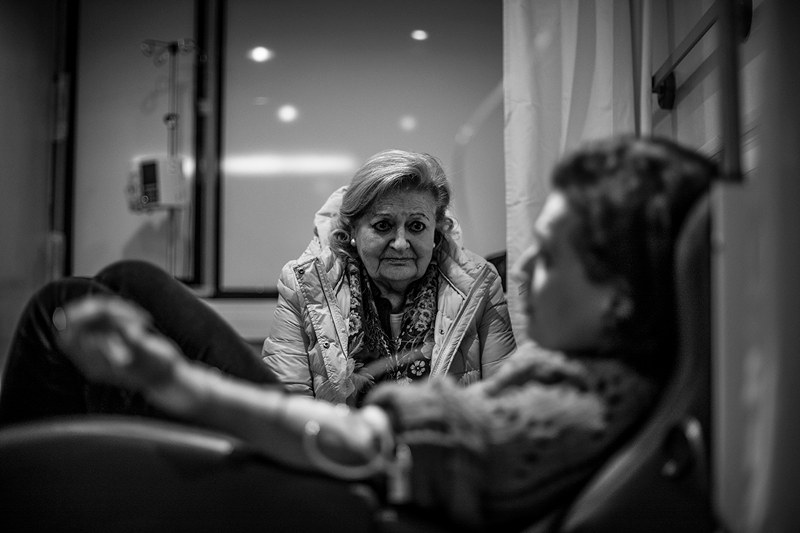 La madre de Piedad  vigila a su hija dormida mientras recibe quimioterapia en el Hospital Universitario Reina Sofia, en Murcia.