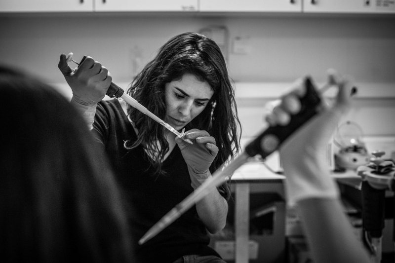 Una investigadora prepara unas muestras en el laboratorio del servicio de oncología del Hospital Ramón y Cajal de Madrid.