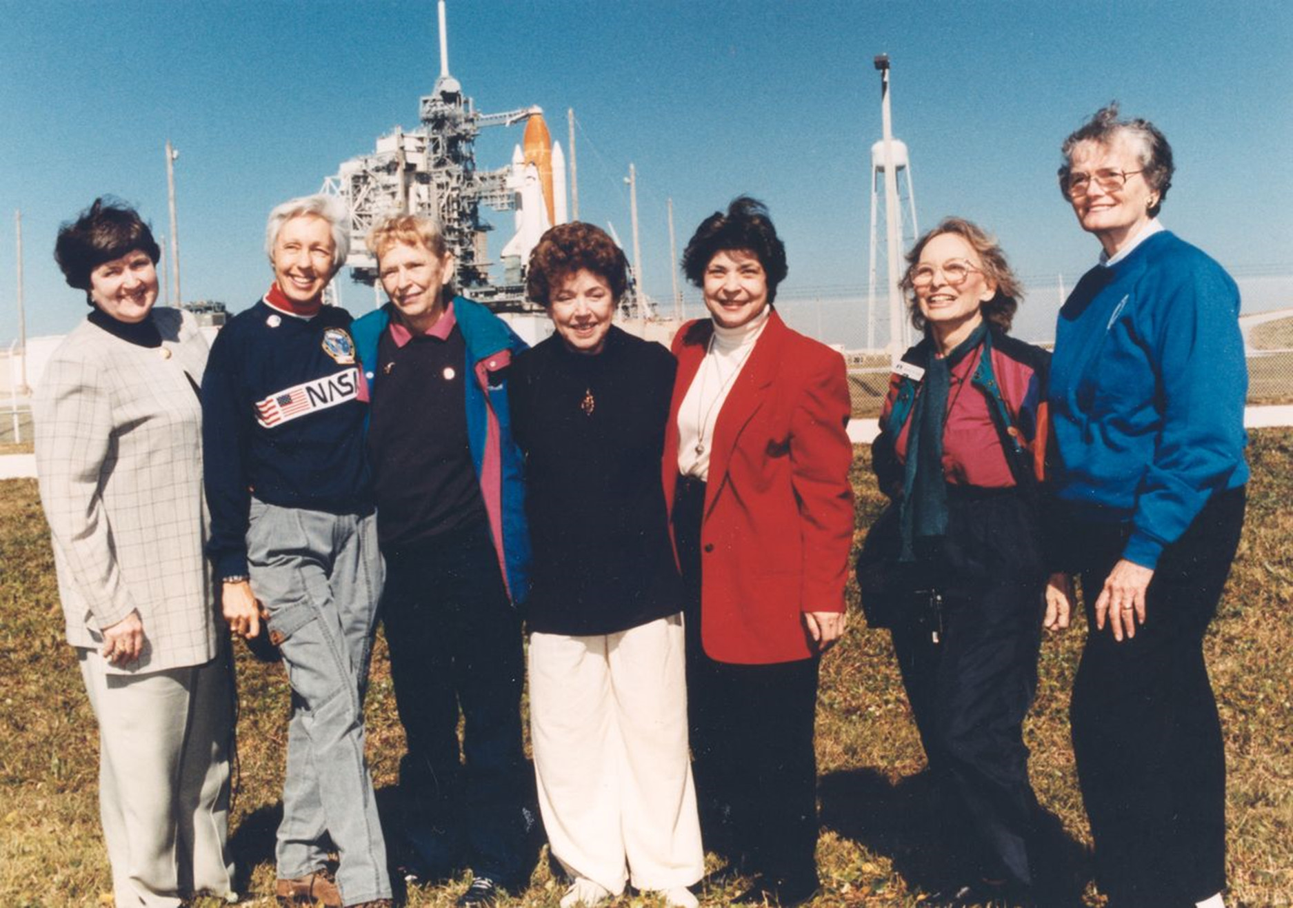 Siete de las integrantes del grupo Mercury 13 frente a la Lanzadera Especial en 1995. Habían sido invitadas a ver el lanzamiento de Eileen Collins, la primera mujer en pilotarla. Foto: NASA 